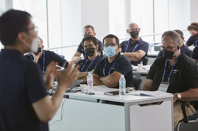 현대차가 전기차 정비 역량을 강화하기 위해 해외 전기차 서비스 부문 핵심 정비 인력 25명을 초청해 지난달 28일부터 6일까지 정비 특화 워크숍인 EV 테크 랩을 진행했다. /현대차 제공