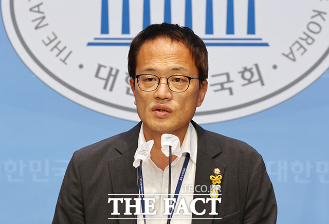 박주민 더불어민주당 의원이 8일 오후 서울 여의도 국회 소통관에서 기자회견을 열고 당 대표 선거 출마 선언을 하고 있다./국회=남윤호 기자