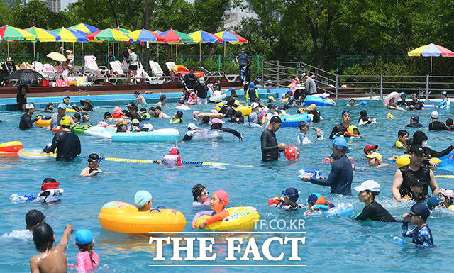 전국 대부분 지역에 폭염특보가 발효된 지난 2일 오후 서울 영등포구 여의도 한강공원 수영장을 찾은 시민들이 물놀이를 하며 더위를 식히고 있다./이동률 기자