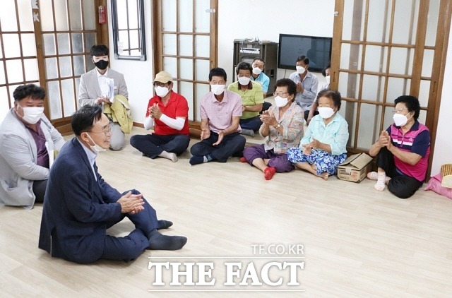 윤병태 나주시장이 지난 7일 지역 주요 현안사업 점검과 폭염취약계층을 위한 대응체계를 살피는 등 발 빠른 민생 행보를 이어가고 있다. 사진은 윤병태 나주시장이 동강면 옥동경로당 무더위쉼터를 방문해 어르신들의 애로사항을 경청하고 있다./나주시 제공