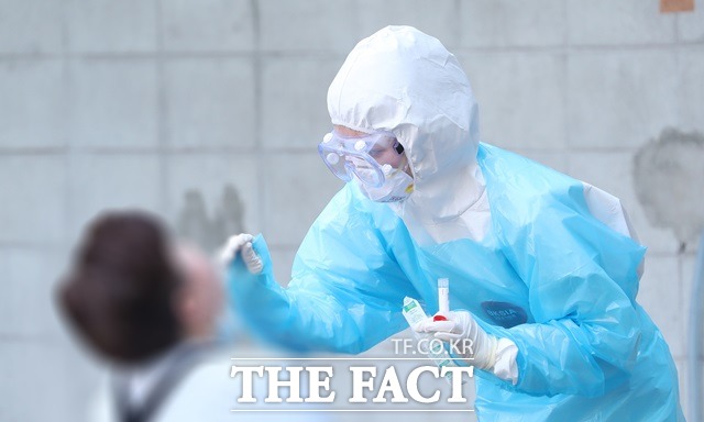 8일 부산의 코로나19 일일 확진자 수가 지난주 대비 두 배가량 증가하며 나흘째 1000명대를 기록했다. /더팩트 DB