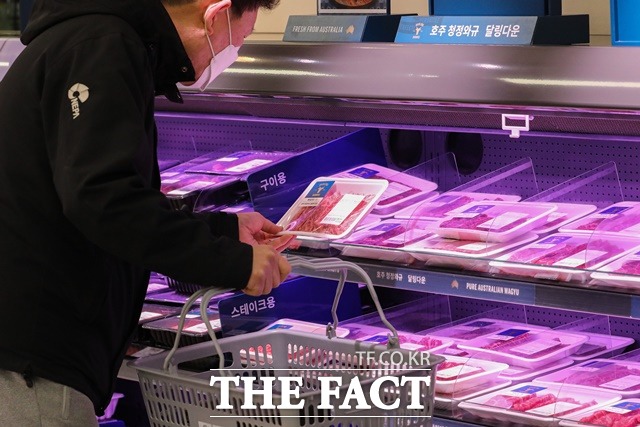 기획재정부가 국민 생활과 밀접한 소·닭·돼지 고기·분유·대파·커피 원두·주정원료 등 7개 품목에 대해 연말까지 할당 관세 0%를 적용하기로 했다. /뉴시스