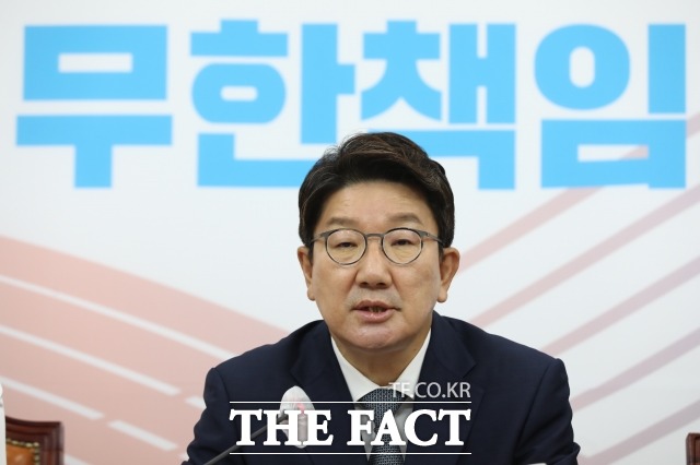 국민의힘 권성동 원내대표는 8일 이준석 대표의 당원권 정지 6개월 징계와 관련해 당 입장에서 매우 불행한 일이라며 여당의 원내대표로서 국민께 송구하다고 말했다. /이선화 기자