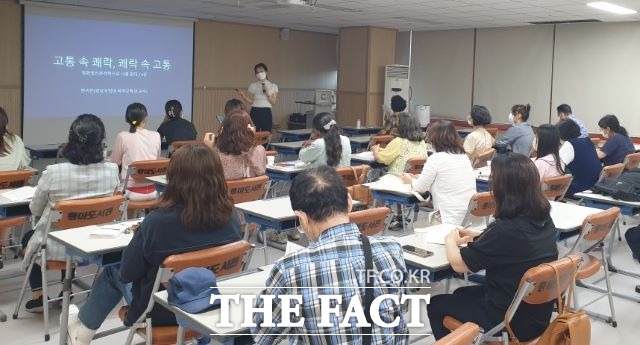 광양중마도서관이 운영한 독서아카데미 1기 강연에 나선 한귀은 교수가 영화정신분석으로 나를 읽다 강연을 하고 있다, / 광양시 제공