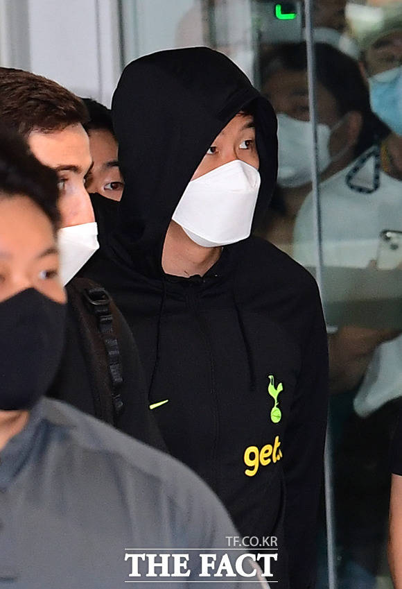 프리시즌 투어를 위해 방한한 토트넘 동료들을 마중나온 손흥민이 10일 오후 인천국제공항에 도착하고 있다./인천국제공항=임영무 기자