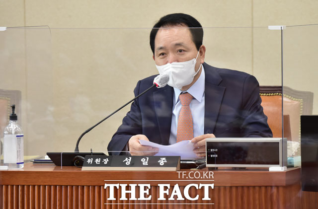 성일종 국민의힘 당 정책위의장은 지난 5일 열린 원내대책회의에서 대환대출 플랫폼 도입 필요성을 언급했다. /남윤호 기자