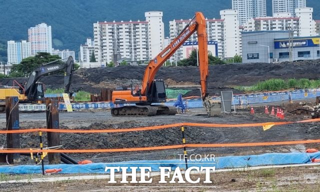 광양시 중마동 홈플러스와 해안부두 사이에 위치한 S건설 현장에는 터파기 공사가 한창이다. 갯벌인 까닭에 사토장 확보가 어렵게 되면서 공사현장은 일시 중단돼 있으나 현장 안에 갯벌이 산더미 처럼 쌓여있다. /광양=유홍철 기자