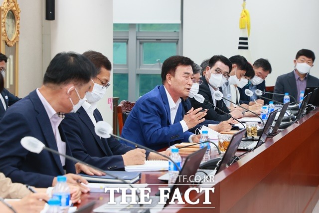 박동식 사천시장이 민선8기 취임후 첫 확대간부회의를 주재하고 있다./사천시 제공