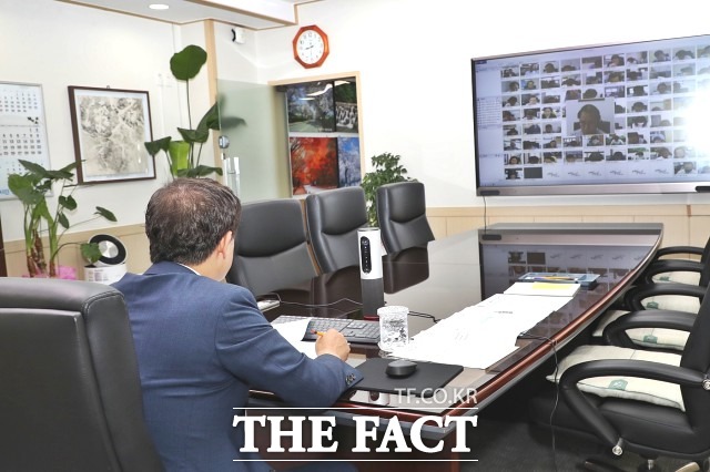 이학수 시장은 시민과 관광객들이 많이 찾는 물놀이 시설에 대한 세밀한 안전 점검과 함께 연일 기승을 부리고 있는 폭염 속 피해가 발생하지 않도록 무더위 쉼터 등을 점검하고 건설 공사 현장 관리와 지도 · 점검, 어르신 보호 활동 강화를 통해 폭염으로 인한 시민 불편과 피해를 최소화하는 데 주력해 달라고 강조했다. / 정읍시 제공