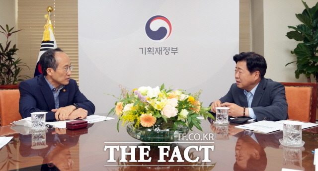 오영훈 제주도지사(오른쪽)는 9일 정부서울청사에서 열린 추경호 부총리 주재 예산협의회에 참석해 교래정수장 현대화사업 등 제주 주요 현안사업에 대한 예산 반영을 적극 요청했다./제주도 제공