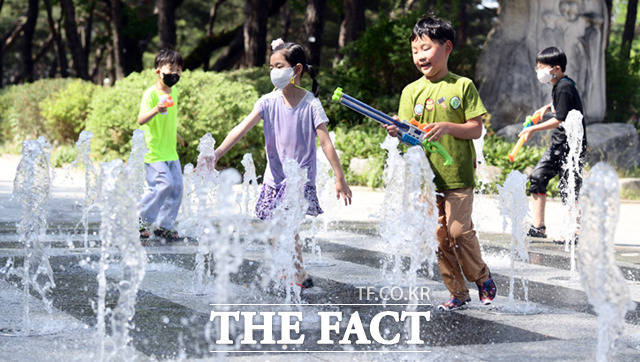 지난 5월 24일 오후 서울 강북구 솔밭공원 바닥분수를 찾은 어린이들이 물놀이를 즐기며 더위를 식하고 있다./이새롬 기자