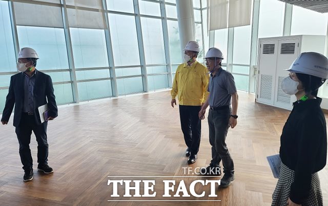 이홍복 경주사업총괄본부장(노란 상의)이 경륜선수 숙소동 공사현장에서 안전관리 현황을 점검하고 있다./경주사업총괄본부 제공