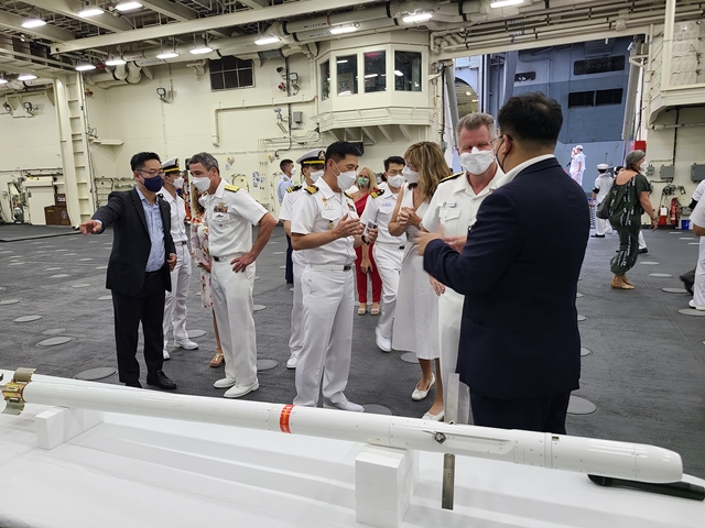 LIG넥스원이 미국 해군 주도로 지난 4일부터 열리고 있는 세계 최대 다국적 해상 연합훈련인 환태평양훈련(림팩)에서 2.75인치 유도로켓 비궁을 소개하고 있다. /LIG넥스원 제공