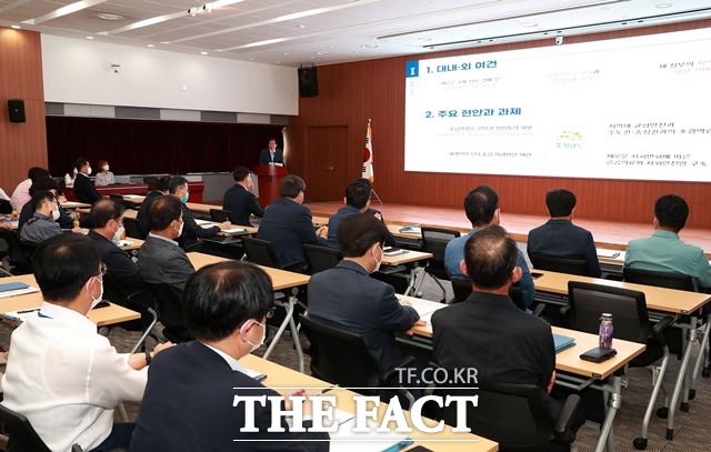 충남도는 11일 도청 대회의실에서 4급 이상 간부공무원 100여 명이 참석한 가운데, 김 전 장관을 강사로 초청해 ‘민선 8기, 충남도정에 바란다’를 주제로 특강을 진행했다. / 충남도 제공