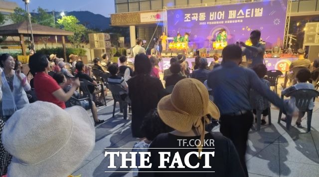 순천시 조곡동 비어 페스티벌에 참여한 주민들이 흥겨운 한 여름밤을 보내고 있다. /유홍철 기자