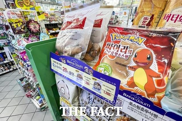 띠부띠부씰이 들어간 캐릭터빵 제품은 현재 편의점에서 품귀 현상을 빚고 있다. 서울의 한 편의점에 진열된 포켓몬빵 제품. /뉴시스