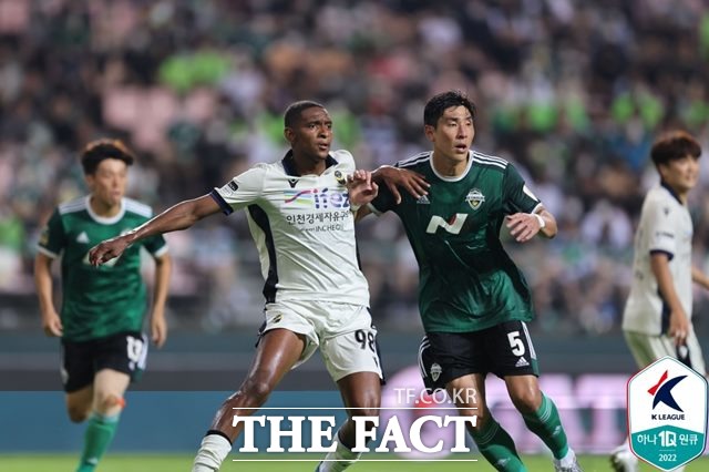 9일 예상을 뒤엎고 2-2 무승부를 기록한 전북현대-인천 경기 장면./K리그 제공