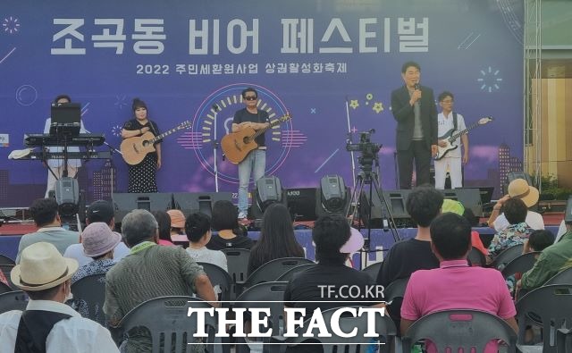 노관규 순천시장이 국제정원박람회와 하반기 정기인사 문제 등으로 바쁜 일정 속에서 축제장에 잠깐 들러 지역 주민들에게 인사하고 있다. /유홍철 기자