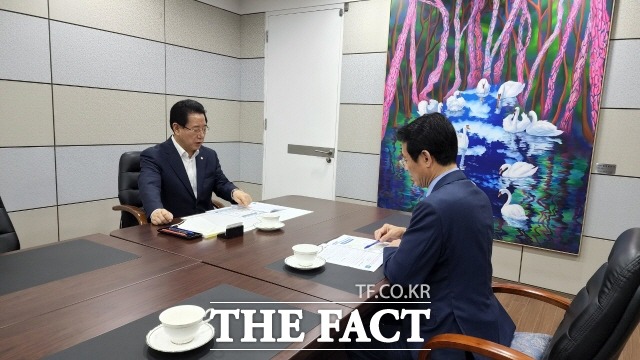 강진원 강진군수(오른쪽)가 김영록 지사를 면담하고 있다/강진군 제공