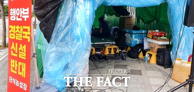 전국 경찰 직협은 세종시 행정안전부 청사 앞에 텐트를 마련했다. 민관기 회장이 단식을 진행 중이며, 매일 오전 텐트 앞에서는 일선 경찰들의 삭발식이 진행된다./주현웅 기자
