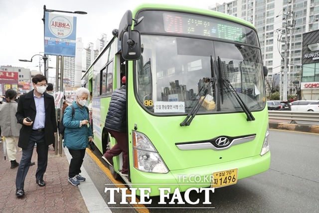 충남 천안시가 지난달 발표한 ‘천안시 스마트 대중교통 종합대책’을 두고 시민단체가 시내버스 공영제 시범 실시가 필요하다고 밝혔다. 천안 시내버스 이용 모습. / 천안시 제공