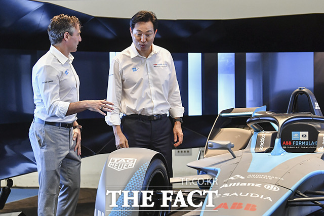오세훈 서울시장(오른쪽)과 제이미 리글 포뮬러E CEO가 12일 오전 서울 동대문구 DDP알림관에서 열린 2022 서울페스타 & 서울 E-PRIX에 참석해 포뮬러E 차량을 살펴보고 있다. /윤웅 기자