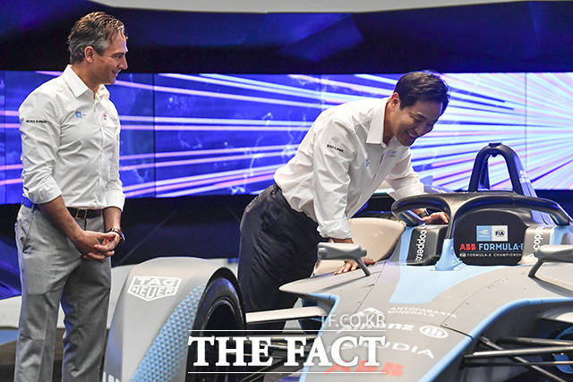 오세훈 서울시장(오른쪽)과 제이미 리글 포뮬러E CEO가 12일 오전 서울 동대문구 DDP알림관에서 열린 2022 서울페스타 & 서울 E-PRIX에 참석해 포뮬러E 차량을 살펴보고 있다. /윤웅 기자