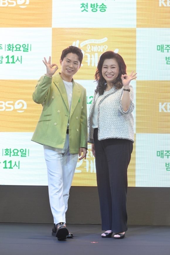 정신건강의학과 전문의 오은영 박사(오른쪽)가 KBS2 새 예능 프로그램 오케이? 오케이!를 통해 전 국민 힐링 멘토로 활약할 예정이다. /KBS 제공