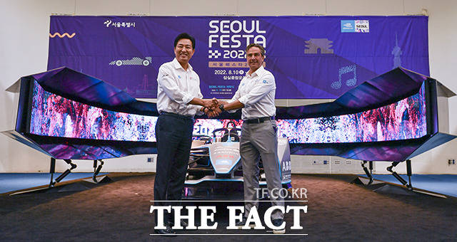 오세훈 서울시장(왼쪽)과 제이미 리글 포뮬러E CEO가 12일 오전 서울 동대문구 DDP알림관에서 열린 2022 서울페스타 & 서울 E-PRIX에 참석해 악수를 나누고 있다. /윤웅 기자