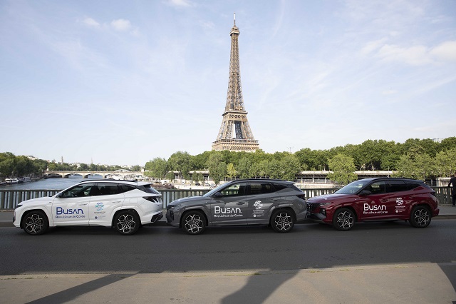 지난 6월 20일부터 21일(현지시간)까지 프랑스 파리에서 개최된 제170차 국제박람회기구 총회 기간에 2030 부산세계박람회 로고를 래핑한 현대차 투싼 차량이 파리 거리를 순회하며 부산을 알리는 모습. /현대차그룹 제공