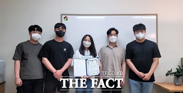 선문대 유원상 교수(사진 왼쪽 네번째) 연구팀이 ㈔한국융합신호처리학회 하계 학술대회에서 우수 발표 논문상을 수상했다. / 선문대 제공