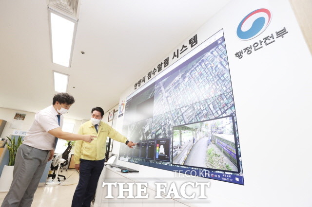 최대호 시장이 12일 침수위험 신속알림시스템 상황실을 찾아 시스템에 관한 시연을 하고 있다. /안양시 제공