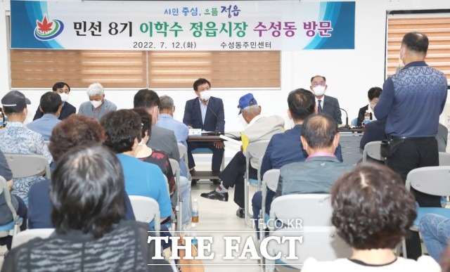 이학수 시장은 “이번 방문은 지역발전을 열망하는 시민들의 다양한 목소리를 들을 수 있는 소중한 시간이 될 것”이라며 “정읍시정에 대한 시민들의 많은 관심과 협조를 부탁드린다”고 말하고 “앞으로도 여러 채널을 통해 시민들과 격의 없이 소통하는 시장이 될 것”이라며 “시민과의 소통과 협력이 정읍발전의 근간이 될 수 있도록 열린 시정 구현에 최선을 다 하겠다”고 말했다. / 정읍시 제공