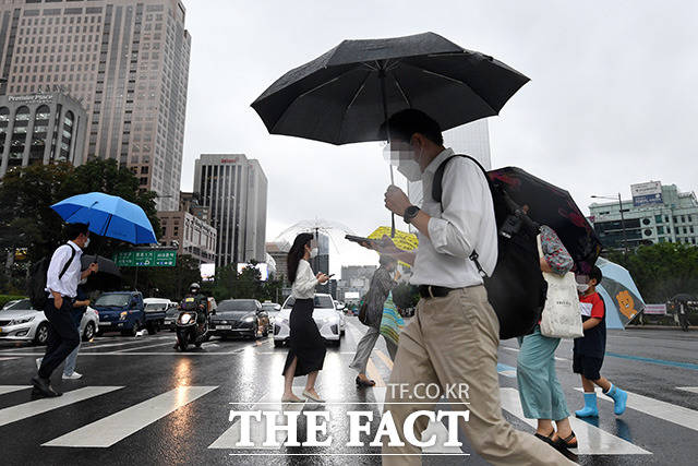 장맛비가 내리는 지난달 29일 오후 서울 종로구 광화문 네거리 일대의 시민들이 우산을 쓴 채 발걸음을 재촉하고 있다./남용희 기자