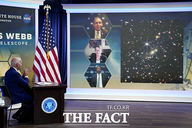 조 바이든 미국 대통령이 11일(현지시간) 백악관 사우스코트에서 미항공우주국(NASA)의 제임스 웹 우주 망원경이 포착한 첫 은하 사진을 바라보고 있다.