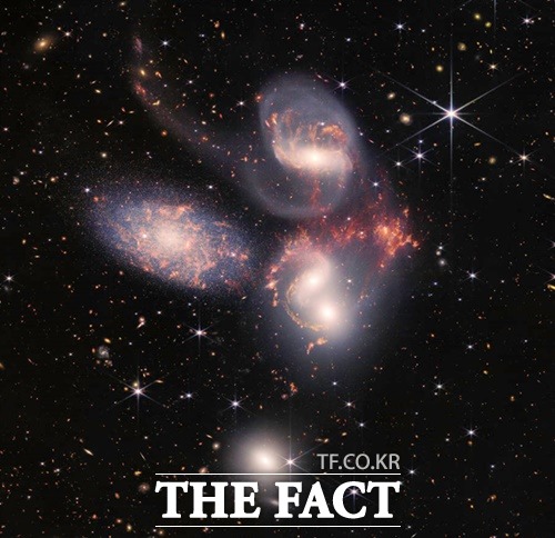 미국 항공우주국(NASA)이 차세대 우주망원경인 제임스웹으로 촬영해 12일(현지시각) 공개한 다섯 개 은하의 집합체인 스테판 5중주(Stephan’s Quintet)의 모습. 지난 1877년 발견된 이 은하는 중력 작용으로 서로를 춤추듯 끌어당긴다. /NASA
