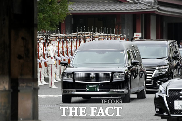 아베 신조 전 일본 총리의 시신 운구 차량이 12일 일본 도쿄 내 사찰 조죠지에서 장례식을 마친 뒤 사찰을 나서고 있다. /도쿄=AP.뉴시스