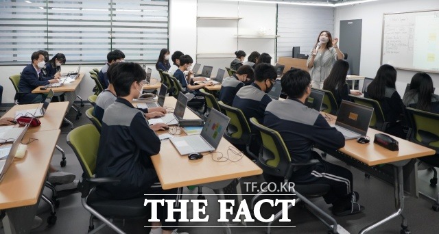 13일 오후 서울 상도중학교에서는 학생들이 한 가지 사고에 얽매이지 않고 창의적으로 생각할 수 있는 힘을 기르는 ‘생각을 쓰는 교실’이 열렸다./서울시교육청 제공