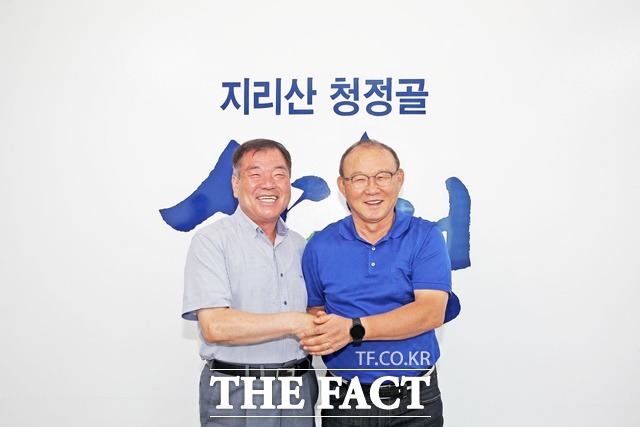 박항서 감독이 제47대 산청군수로 취임한 이승화 군수를 만나 취임을 축하하고 있다./산청군 제공