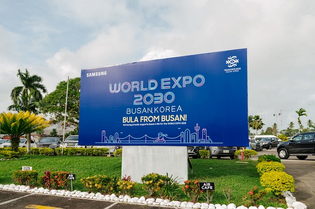 삼성전자는 피지 수도 수바 시내와 주요 공항에서 2030 부산엑스포 유치를 응원하는 옥외광고를 선보였다. /삼성전자 제공