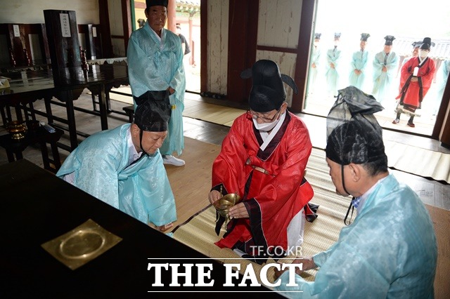 제42대 이용록 충남 홍성군수의 취임을 알리는 고유제가 13일 홍주향교에서 봉행됐다. / 홍성군 제공