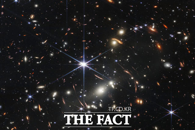 제임스 웹 우주망원경이 관측한 SMACS 0723 은하.