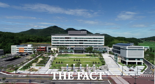 고흥군은 폭염과 가뭄의 장기화로 인한 농작물 피해를 최소화하기 위해 예비비 6억4천만원을 긴급 투입하는 등 행정력을 동원키로 했다. /더팩트DB