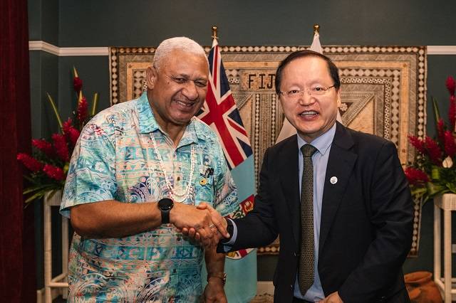 삼성전자 경영지원실장 박학규 사장(오른쪽)이 11일 PIF 정상회의가 열린 피지 그랜드퍼시픽호텔에서 보렝게 바이니마라마 피지 총리를 만나 삼성전자 활동을 소개하고, 2030 부산엑스포 유치 지지를 당부했다. /삼성전자 제공