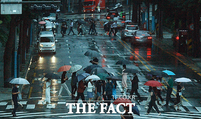 수도권 지역에 호우주의보가 발효된 13일 오후 서울 종로구 경복궁역 일대의 시민들이 우산을 쓰고 발걸음을 재촉하고 있다. /이동률 기자