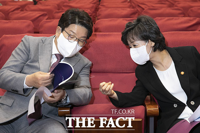 권성동 국민의힘 대표 직무대행(왼쪽)과 대화 나누는 박순애 장관.