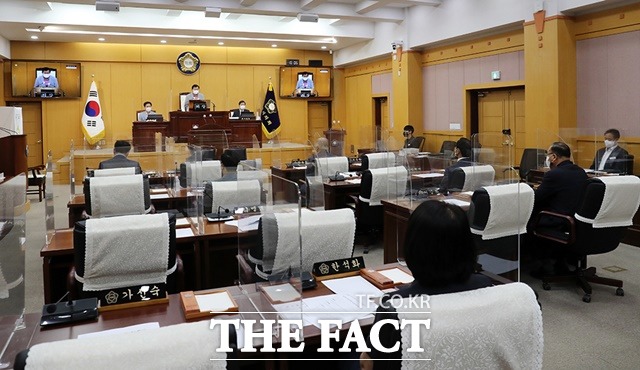 더불어민주당 소속 의원 7명 전원이 불참한 가운데 제275회 임시회 1차 본회의는 지방자치법 73조 의결 정족수에 미치지 못해 정회했다. / 서산시의회 제공