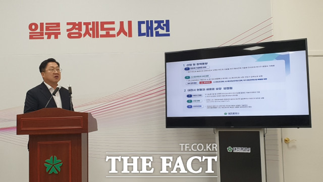 이장우 대전시장이 14일 브리핑을 통해 나노·반도체 산업 육성 비전을 설명하고 있다. / 대전=최영규 기자