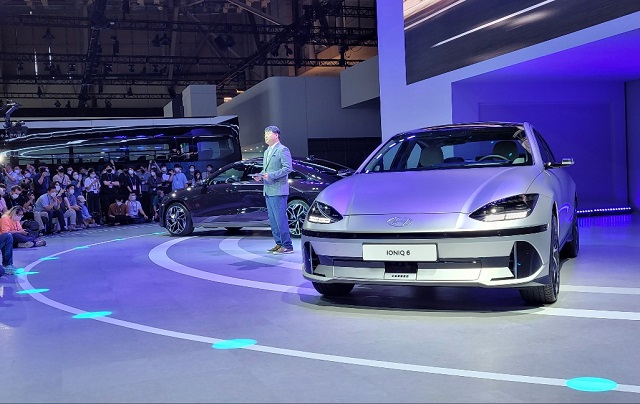 현대차는 이번 부산모터쇼에서 전용 전기차 브랜드 아이오닉의 두 번째 모델 아이오닉 6를 세계 최초로 공개했다. /부산=김태환 기자