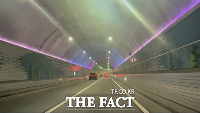 국도 77호선 보령-태안 간 보령해저터널 벽면과 바닥에 물자국 발생과 관련해 국토부가 14일 결로 현상으로 안전에 문제가 없다고 판단했다. / 더팩트 DB